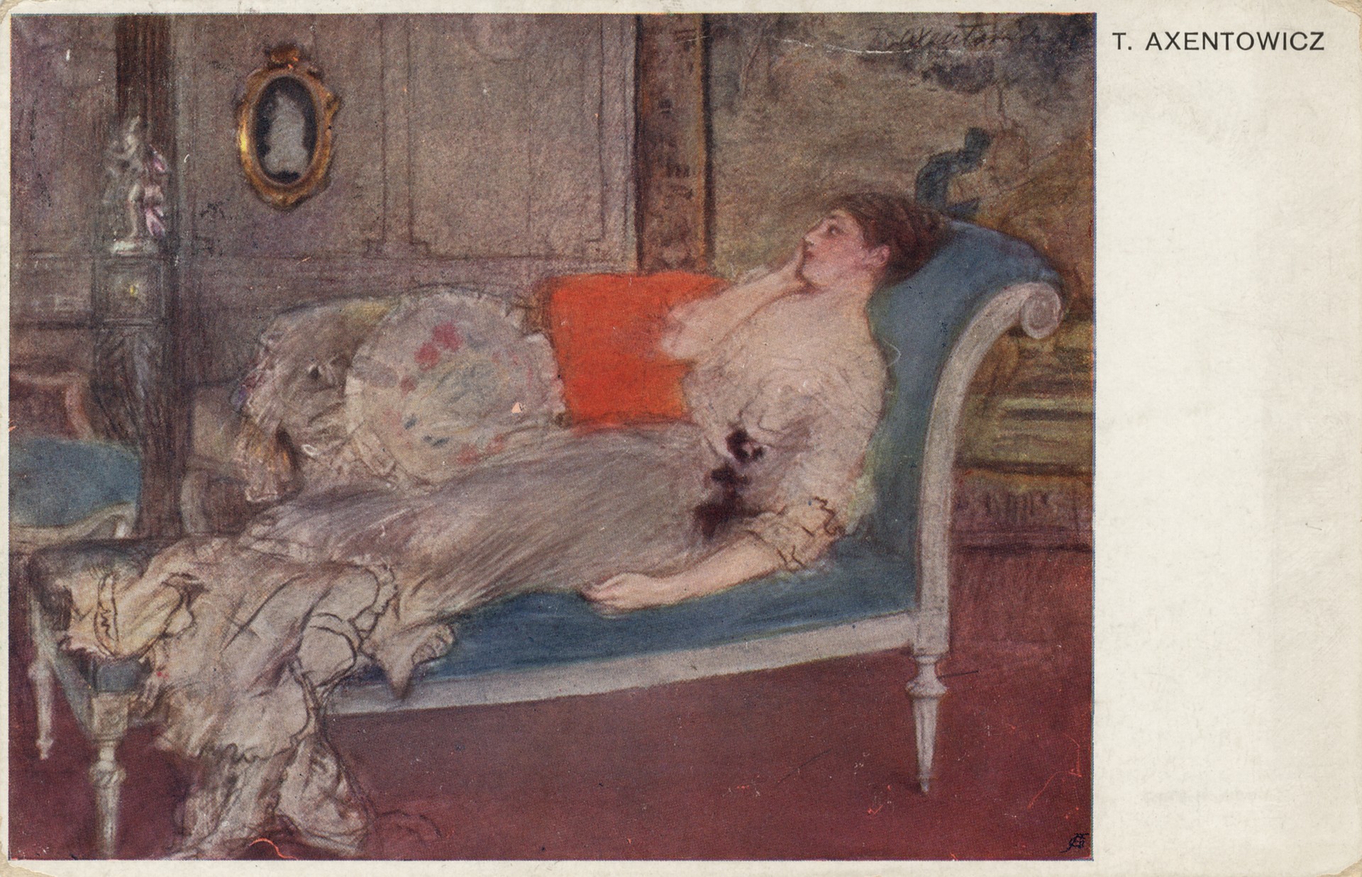 Отдыхающая на диване