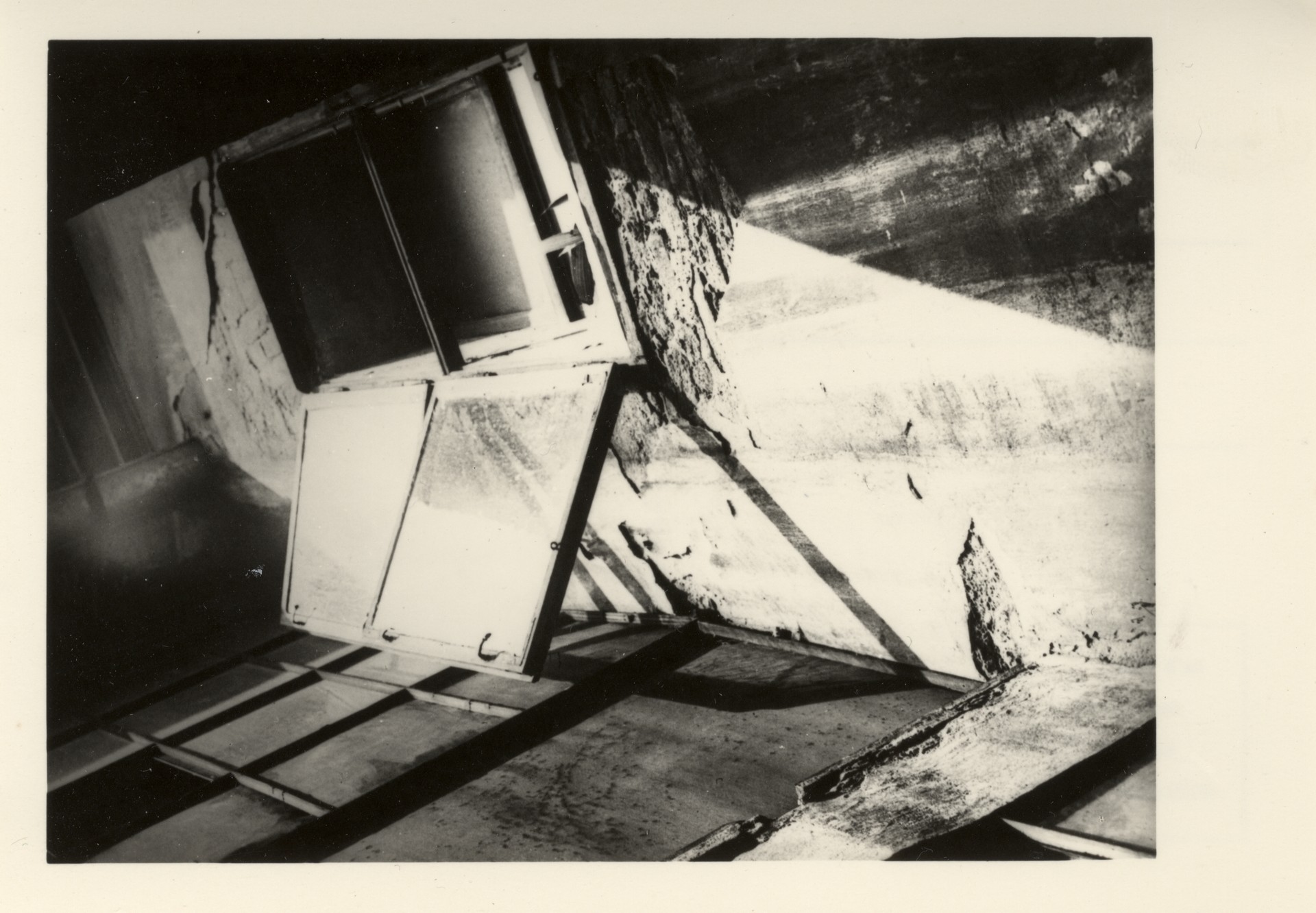 Открытое окно на крыше