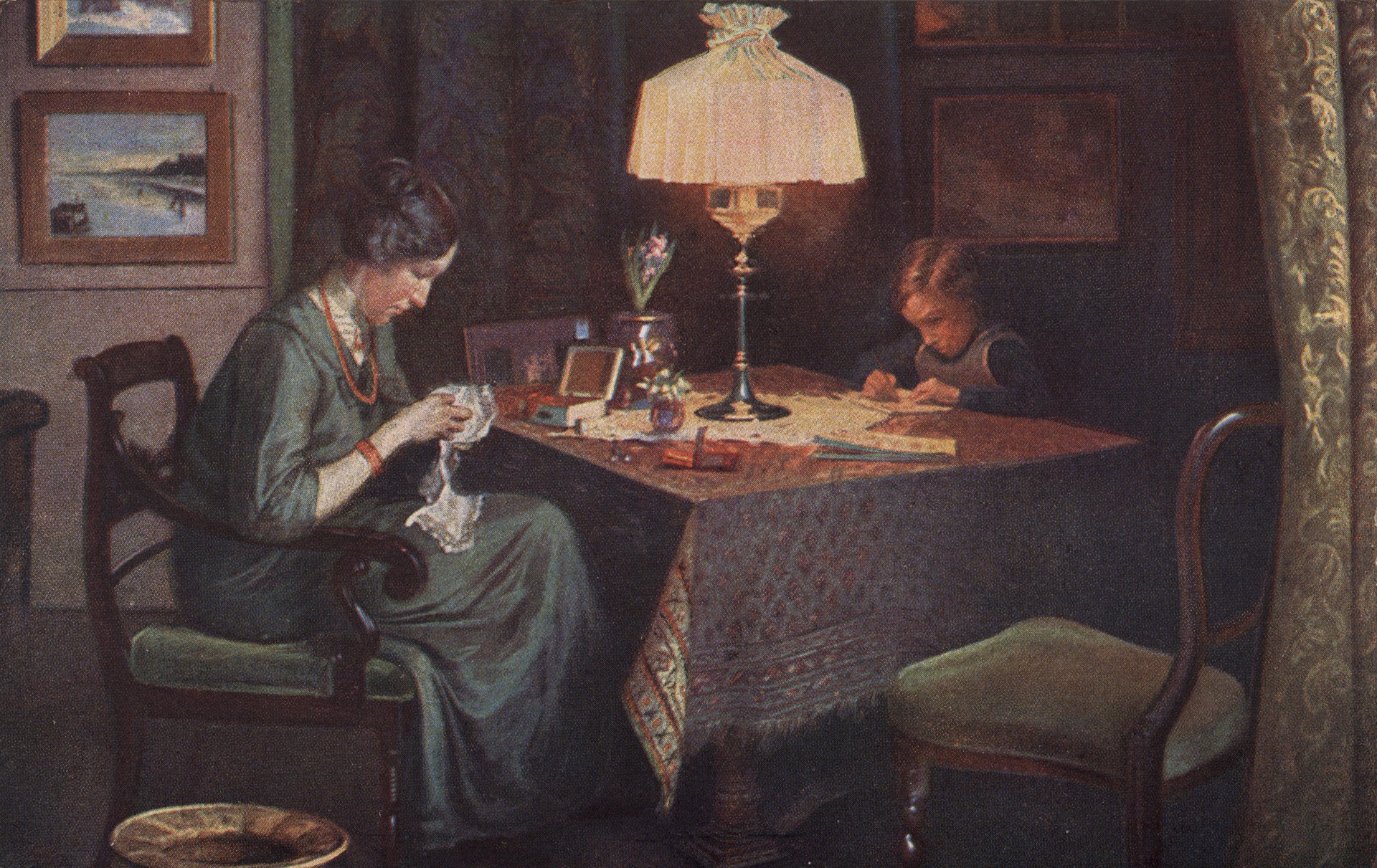 За настольной лампой