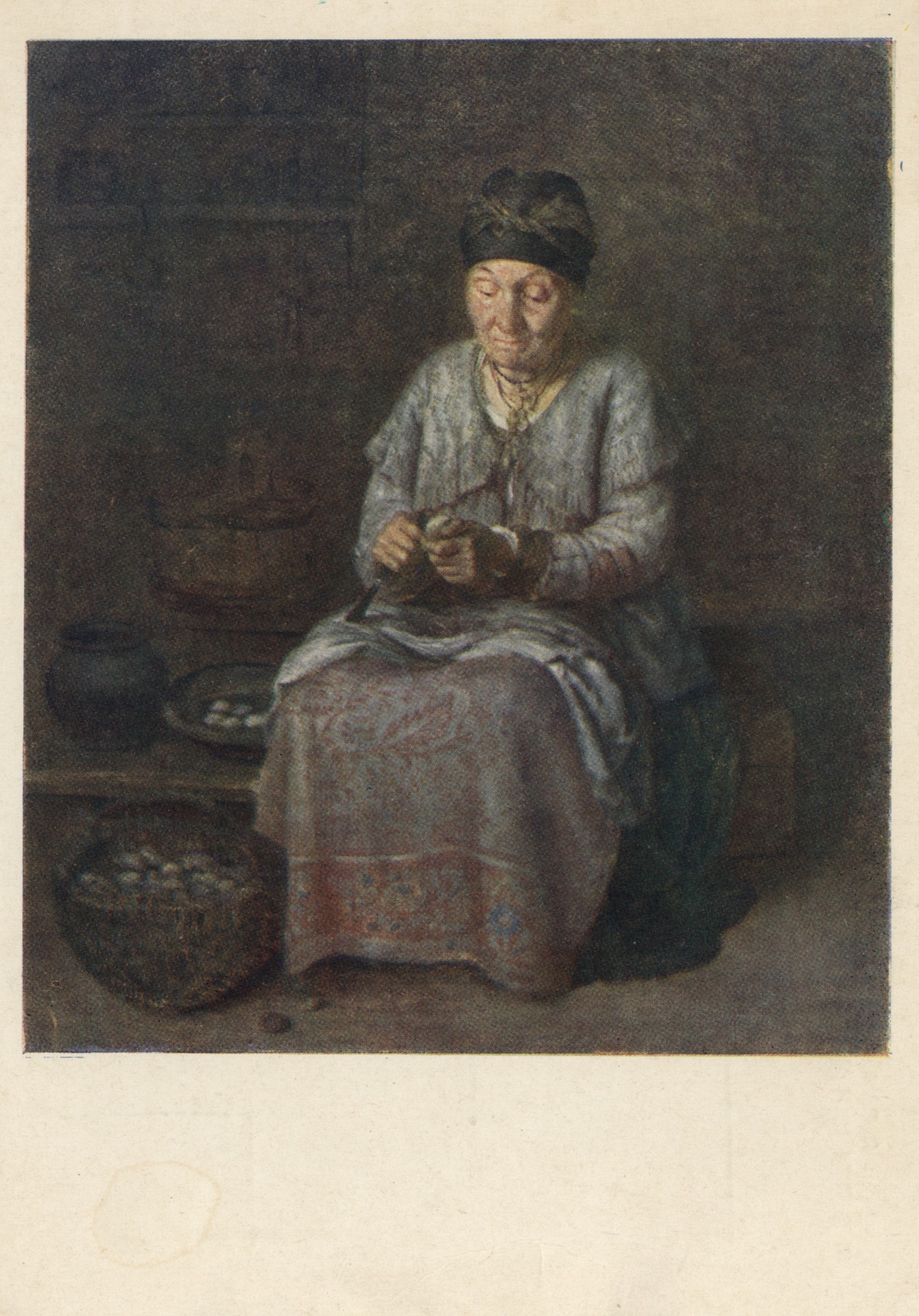 Старушка за чисткой картофеля