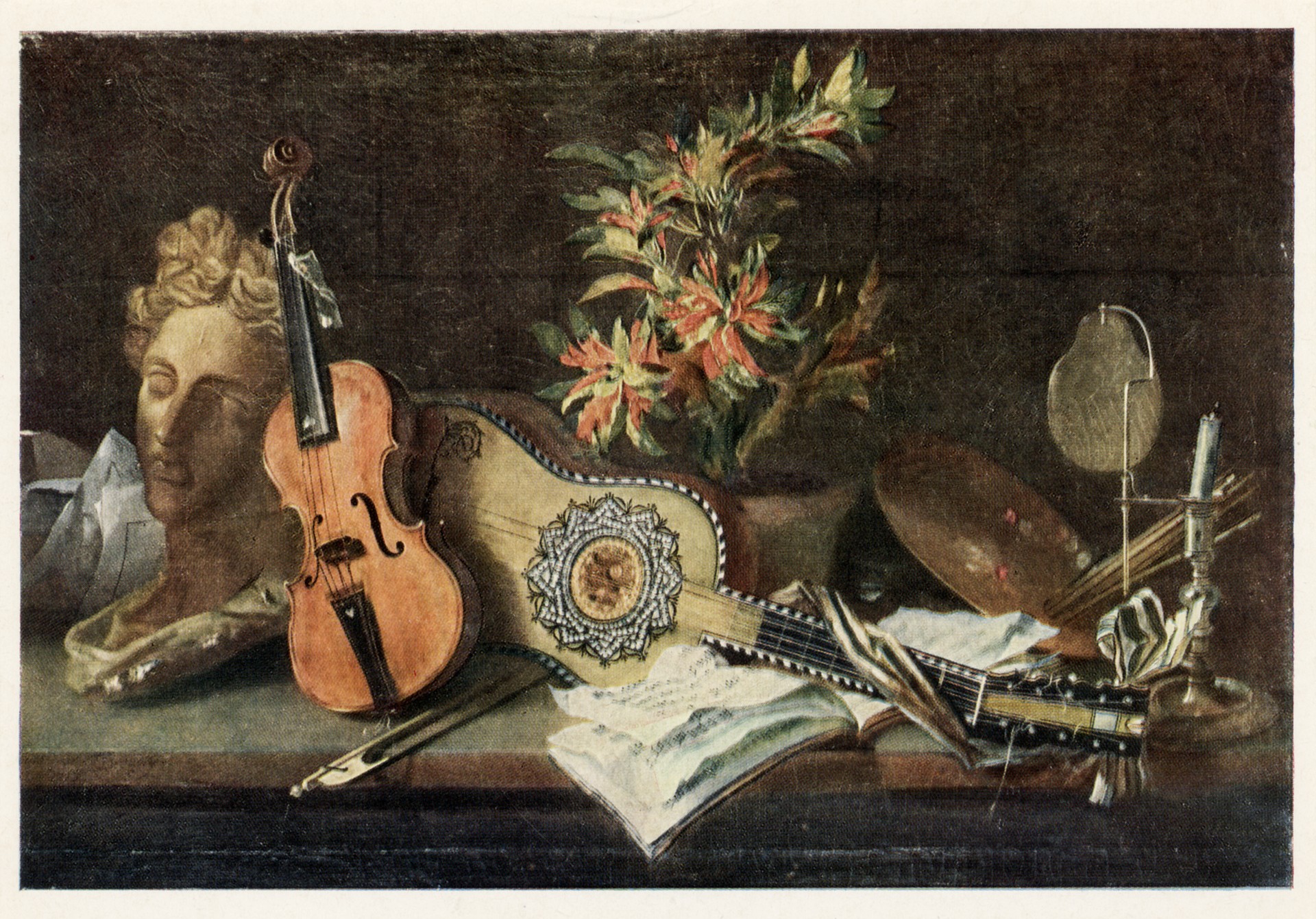 Стол в художественной студии с музыкальными инструментами