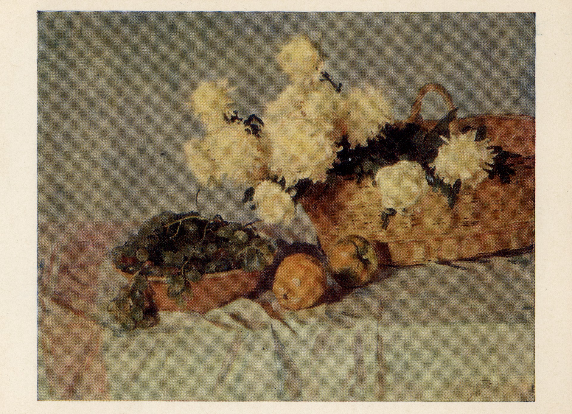 Хризантемы и виноград