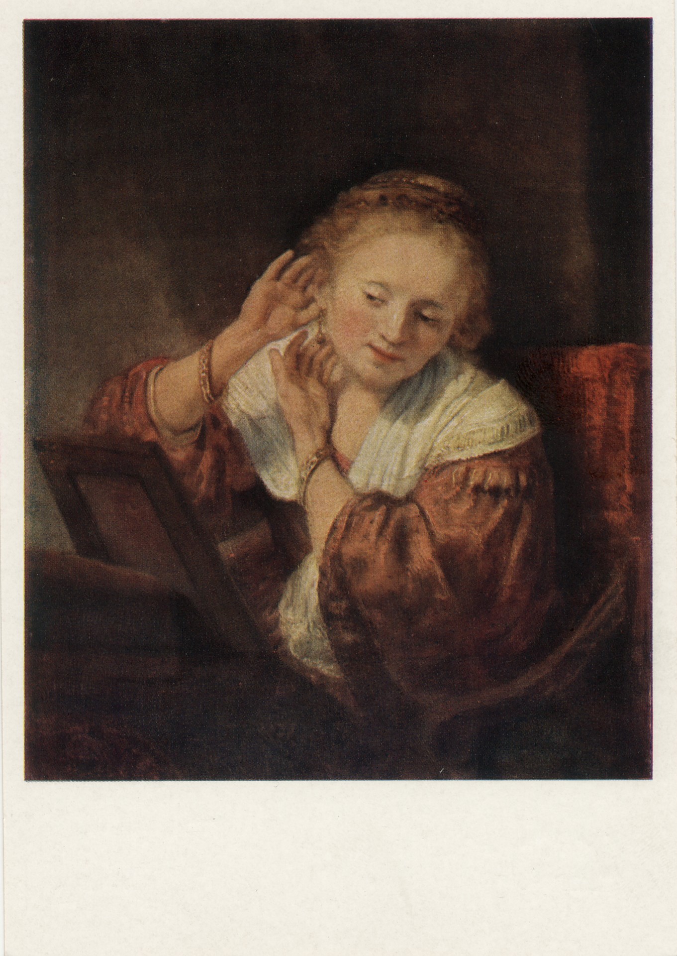 Молодая женщина, примеряющая серьги