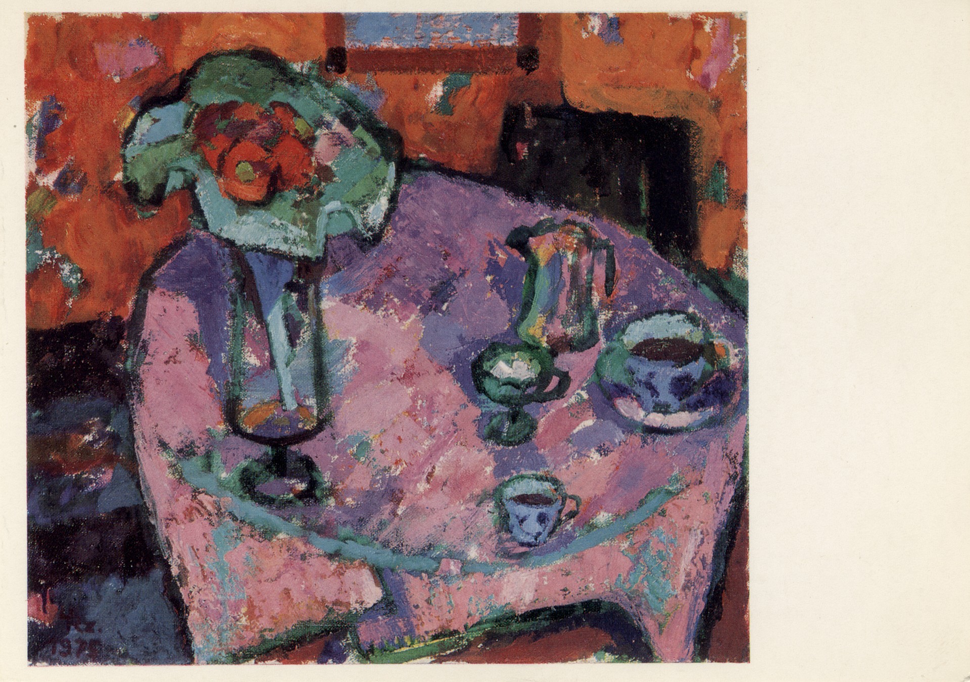 Накрытый стол с вазой