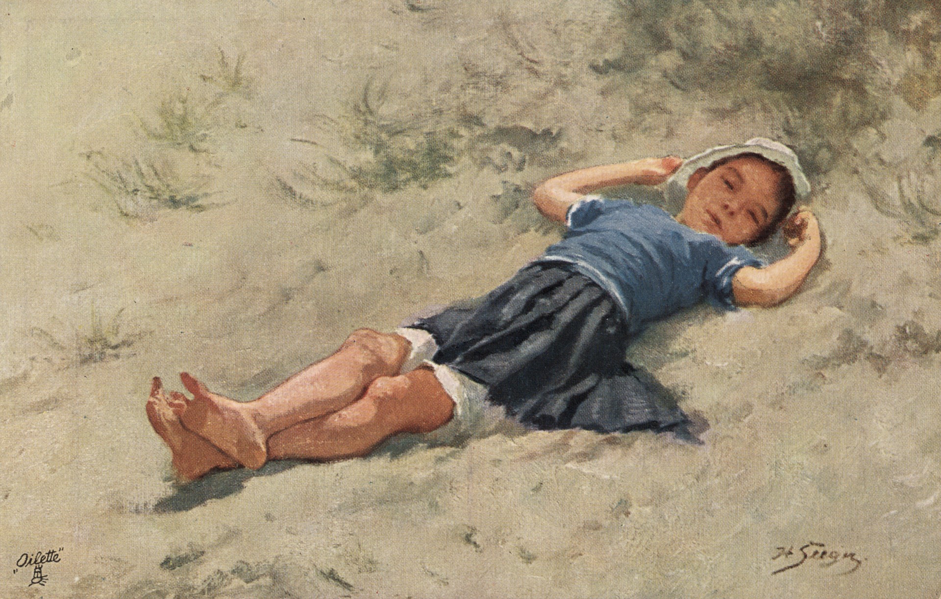 Девочка лежит на песке