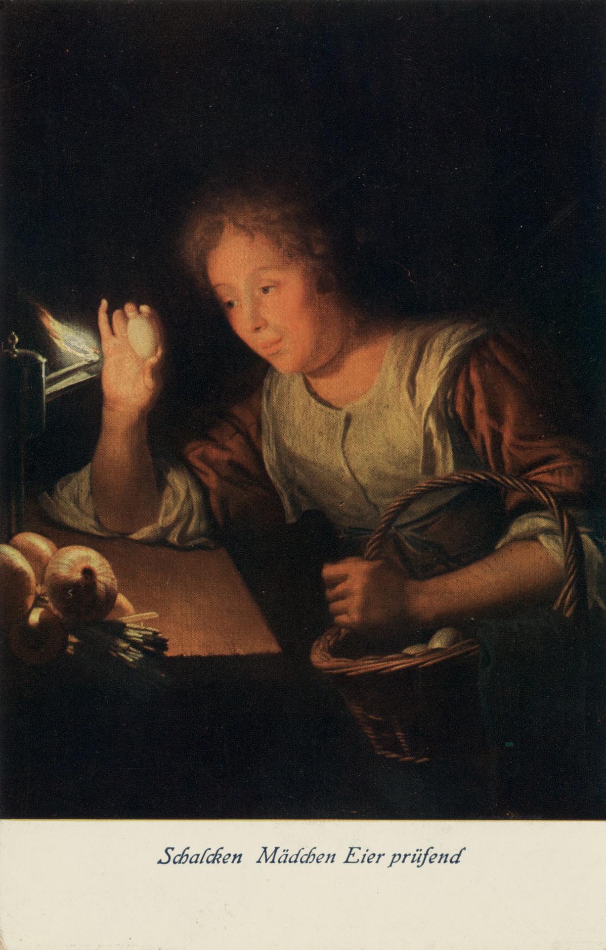 Женщина, проверяющая яйцо