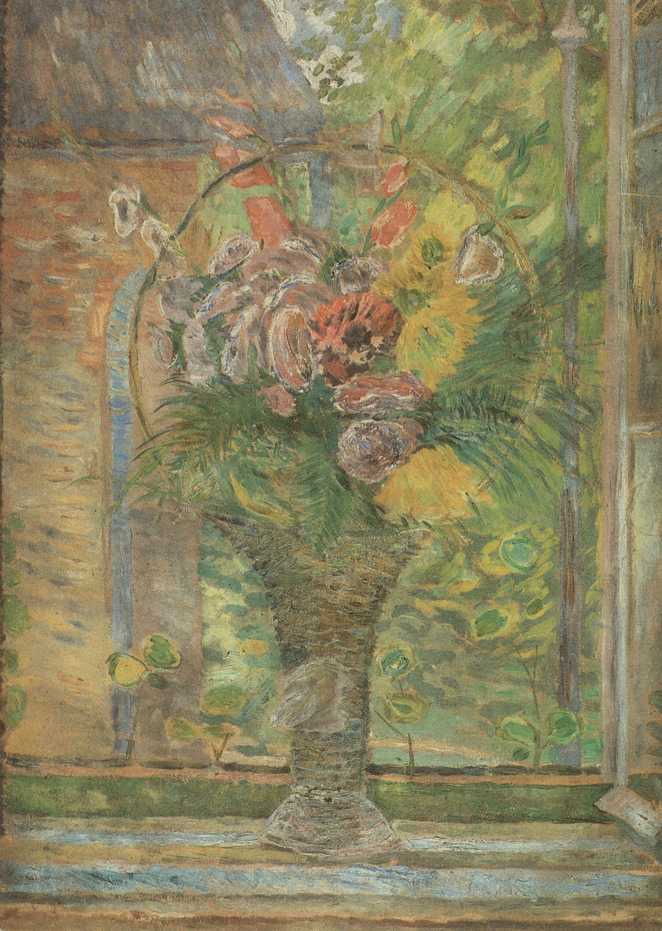 Цветы в корзине, стоящие на окне